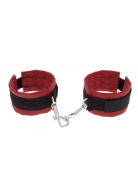 Красно-чёрные полиуретановые наручники Luxurious Handcuffs - Blush Novelties - купить с доставкой в Симферополе