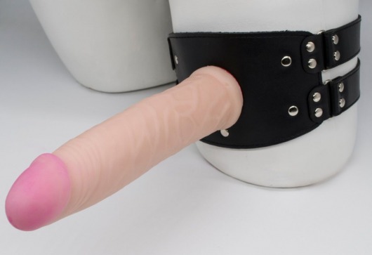 Черный узкий пояс на бедро с телесной насадкой - LOVETOY (А-Полимер) - купить с доставкой в Симферополе