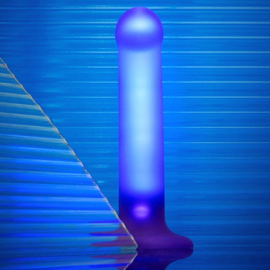 Светящийся фаллоимитатор Strap-on-me Glow-Led Dildo - size M - Strap-on-me